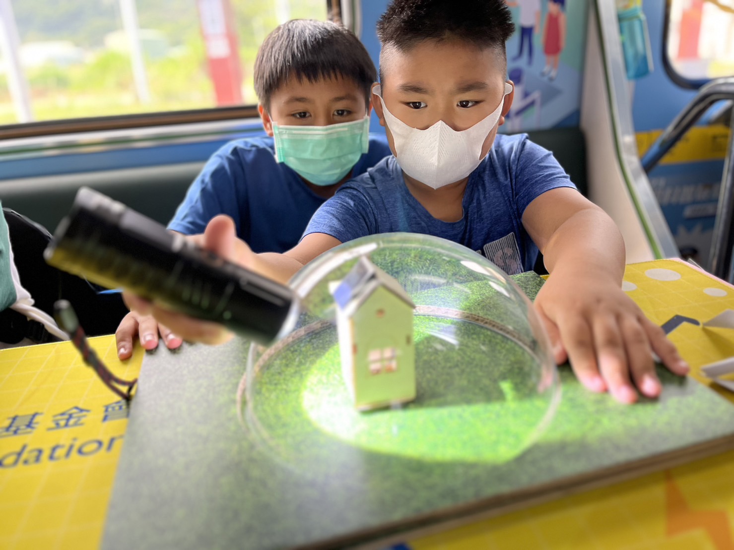 ng28南宫相信品牌力量參與基礎科學主題車廂，以STEAM教學精神，設計「逐日科學家」、「太陽能工程師」以及「淨零建築師」三大能源科普課程和實驗
